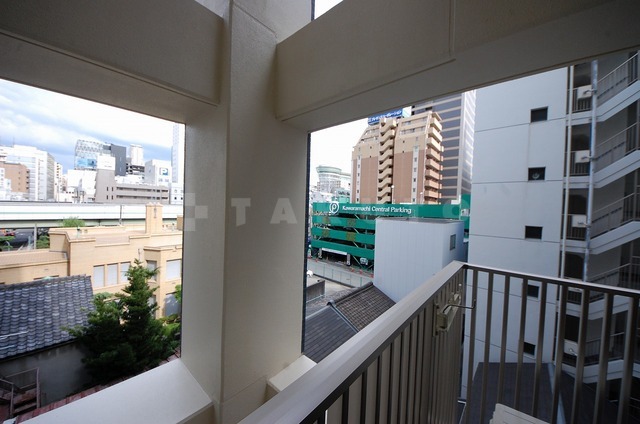 ����15