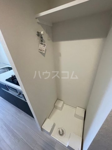 ����15