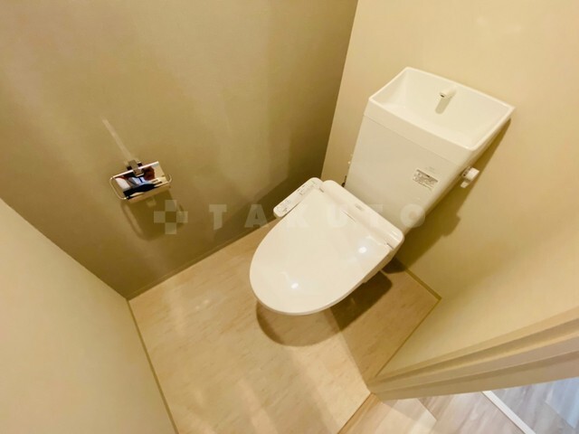 ����4