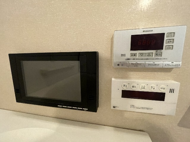 ����15