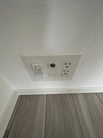 ����15