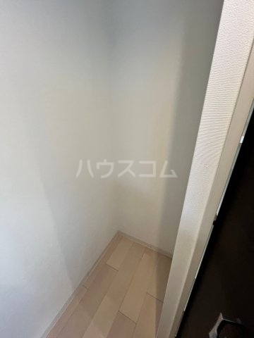 ����15