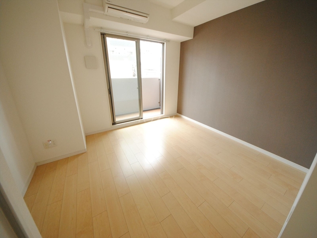 ����12