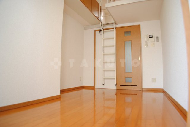 ����4