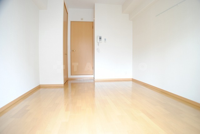 ����9