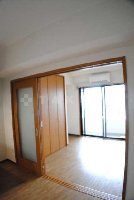 ����16