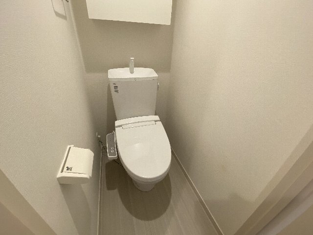 ����4