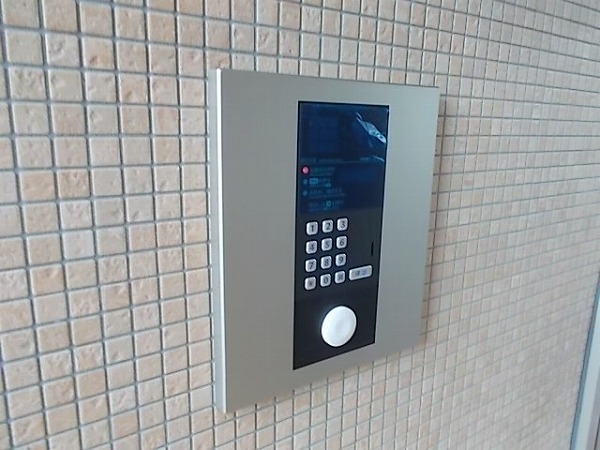 ����12