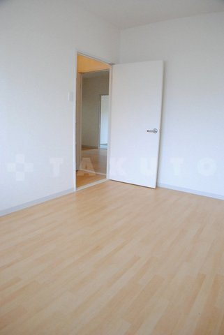����15