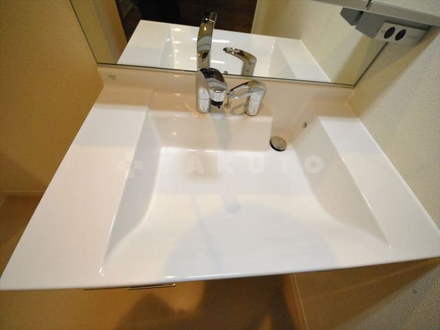 ����18
