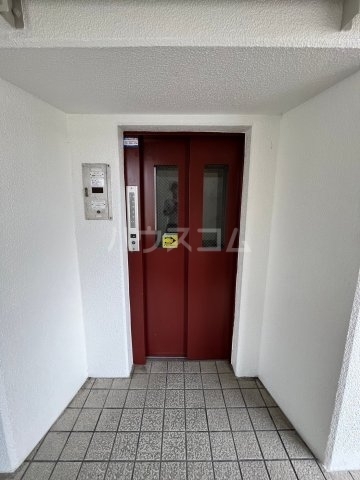����25