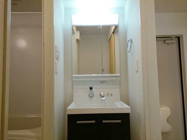 ����4