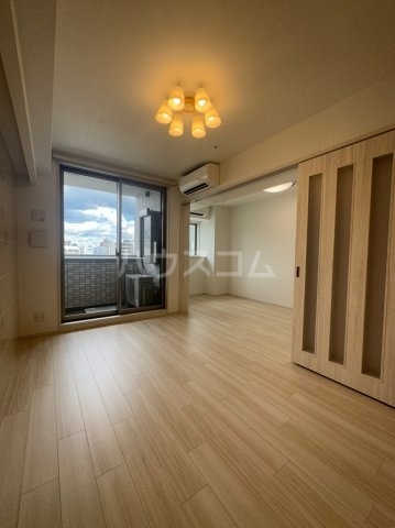 ����12