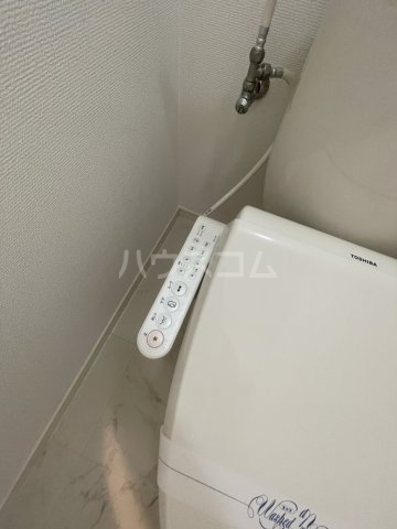 ����15
