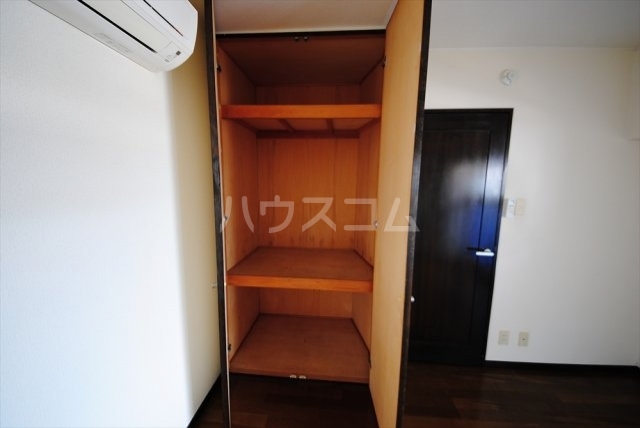 ����9