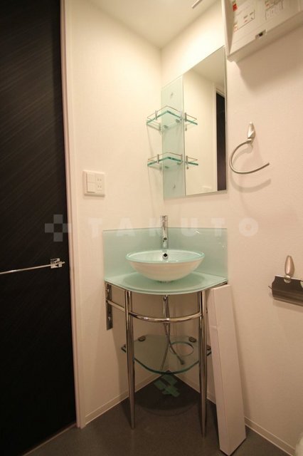 ����16