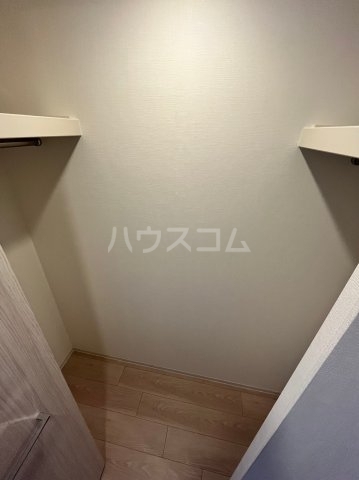 ����9