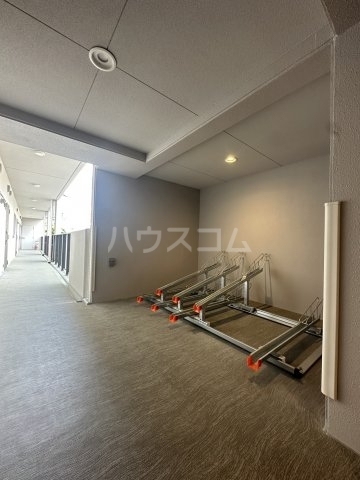����25