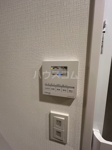 ����15