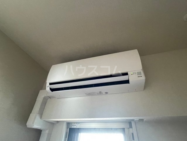 ����9