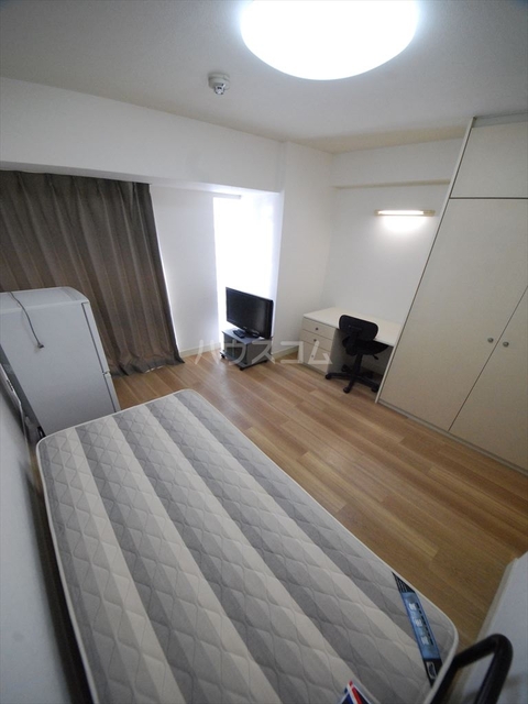 ����12