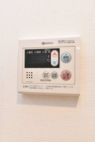 ����15