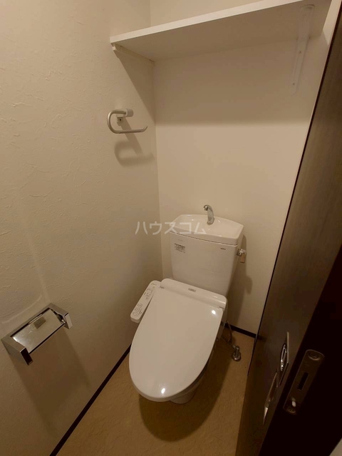 ����4