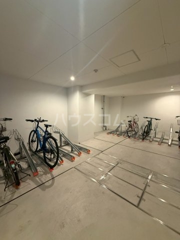����9