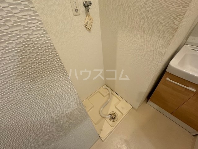 ����15