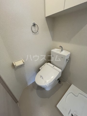 ����4