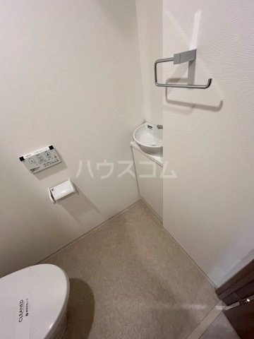 ����15
