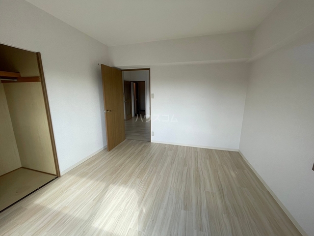 ����20