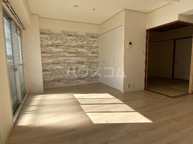 ����25
