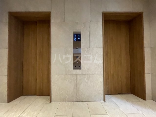����25