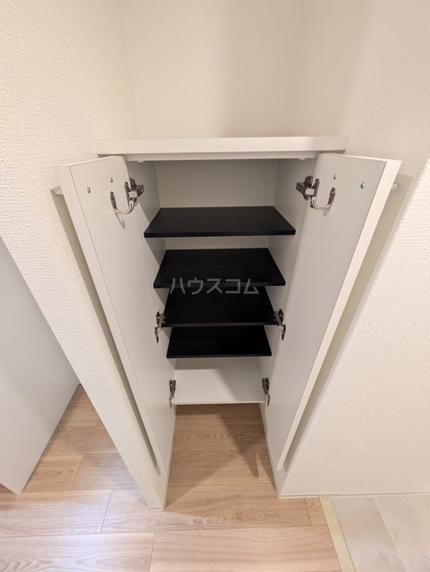 ����15