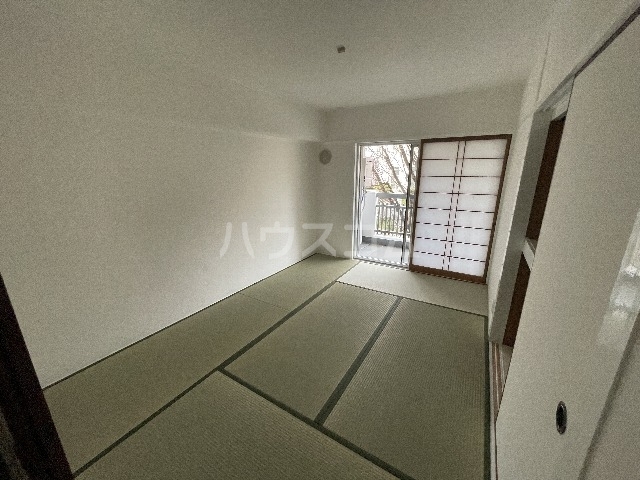 ����25