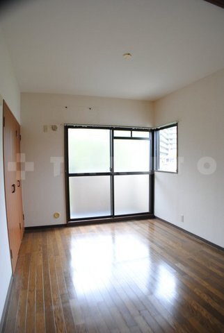 ����12