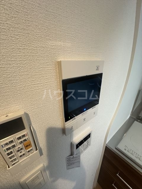 ����9