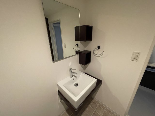 ����5