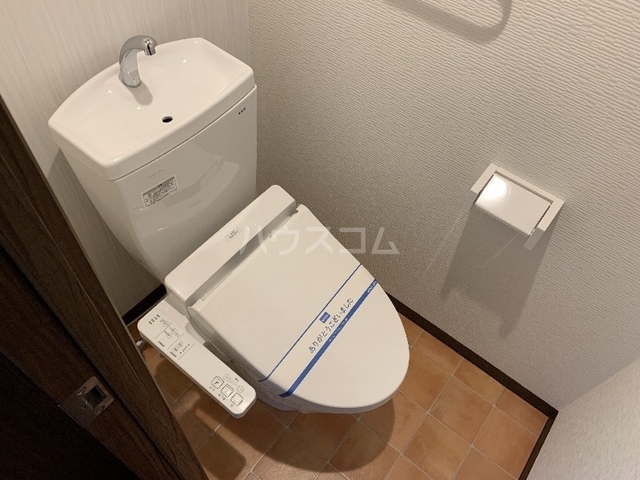 ����4