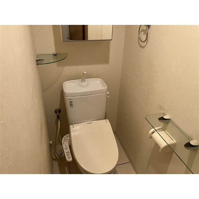 ����4
