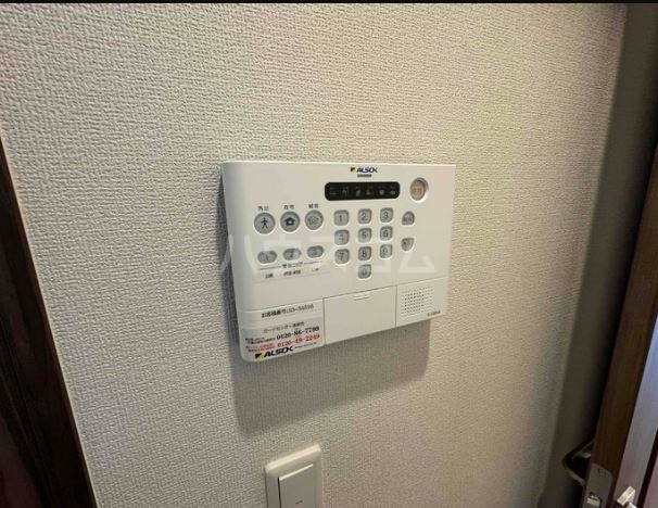����9