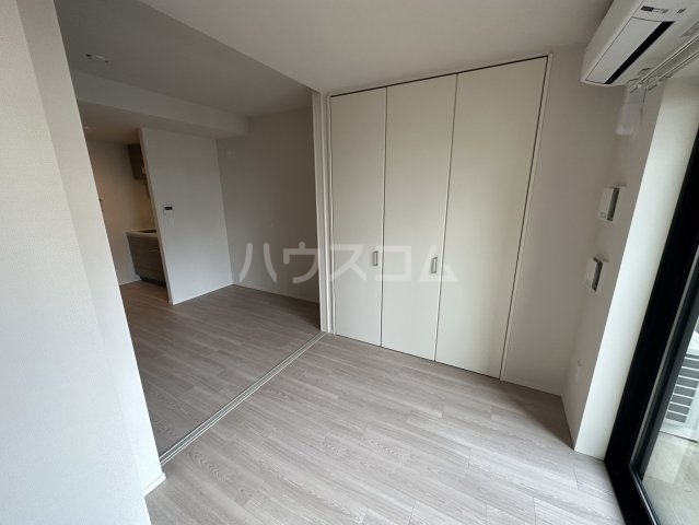 ����15