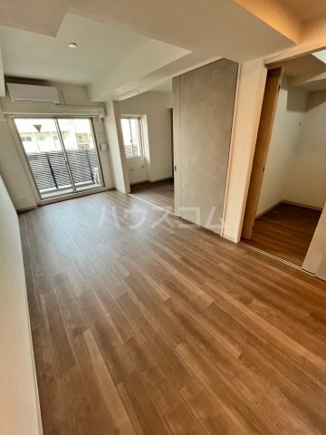 ����17
