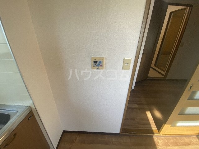 ����12