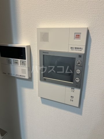����9