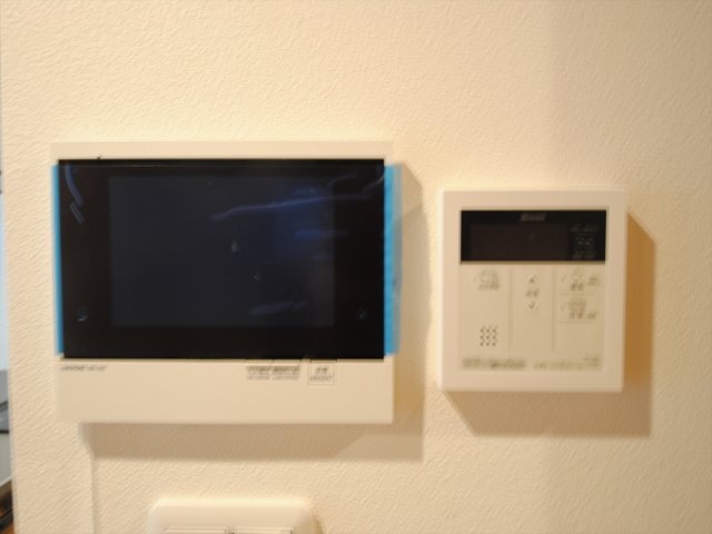 ����12