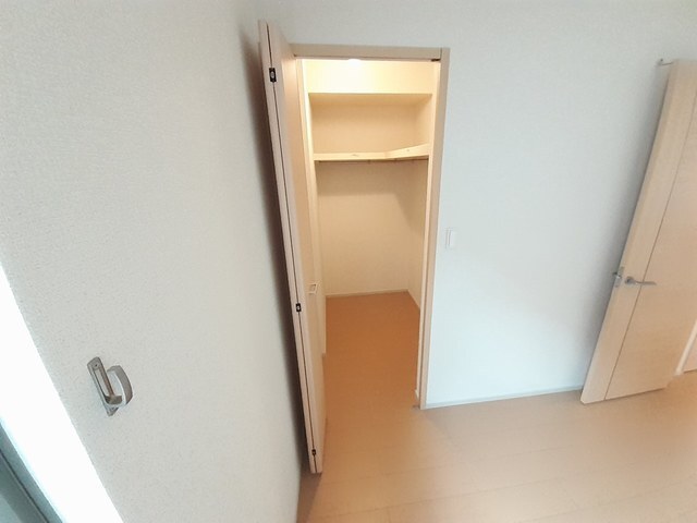 ����9