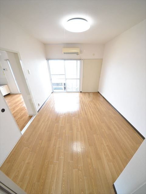 ����23