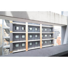 ����12